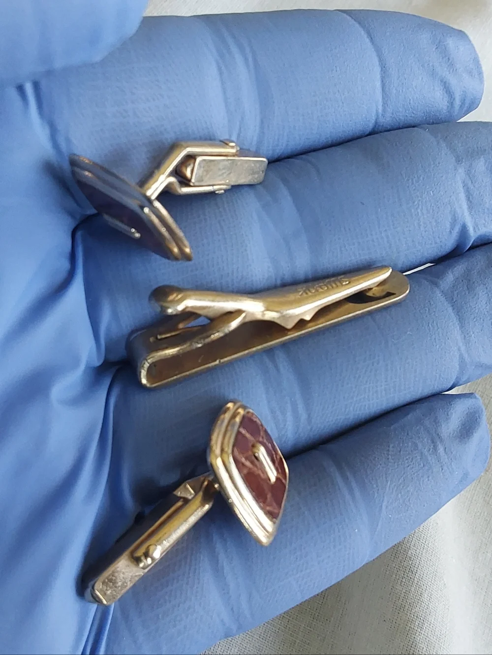 SWANK Gold Tie Bar and Oxblood Cufflinks‎ Set